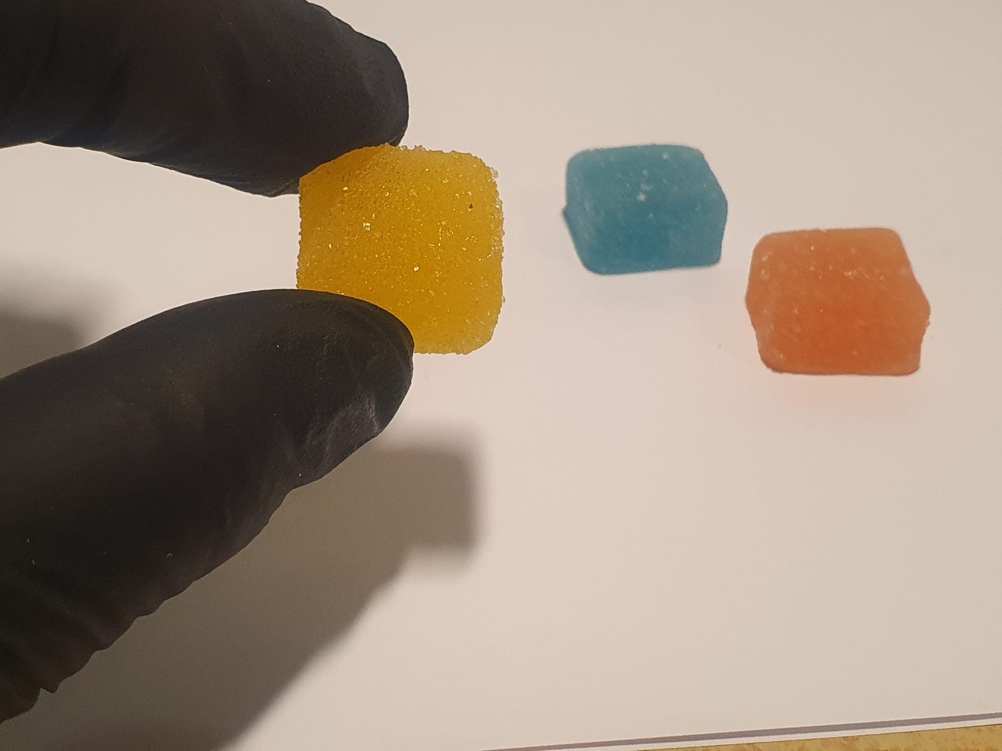 3 gummies orange bleu et rose jaune au thc delta 9 sur le site neoweed.fr